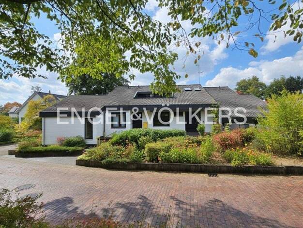 Einfamilienhaus zum Kauf 1.050.000 € 10 Zimmer 215 m² 1.320 m² Grundstück Querum Braunschweig 38108