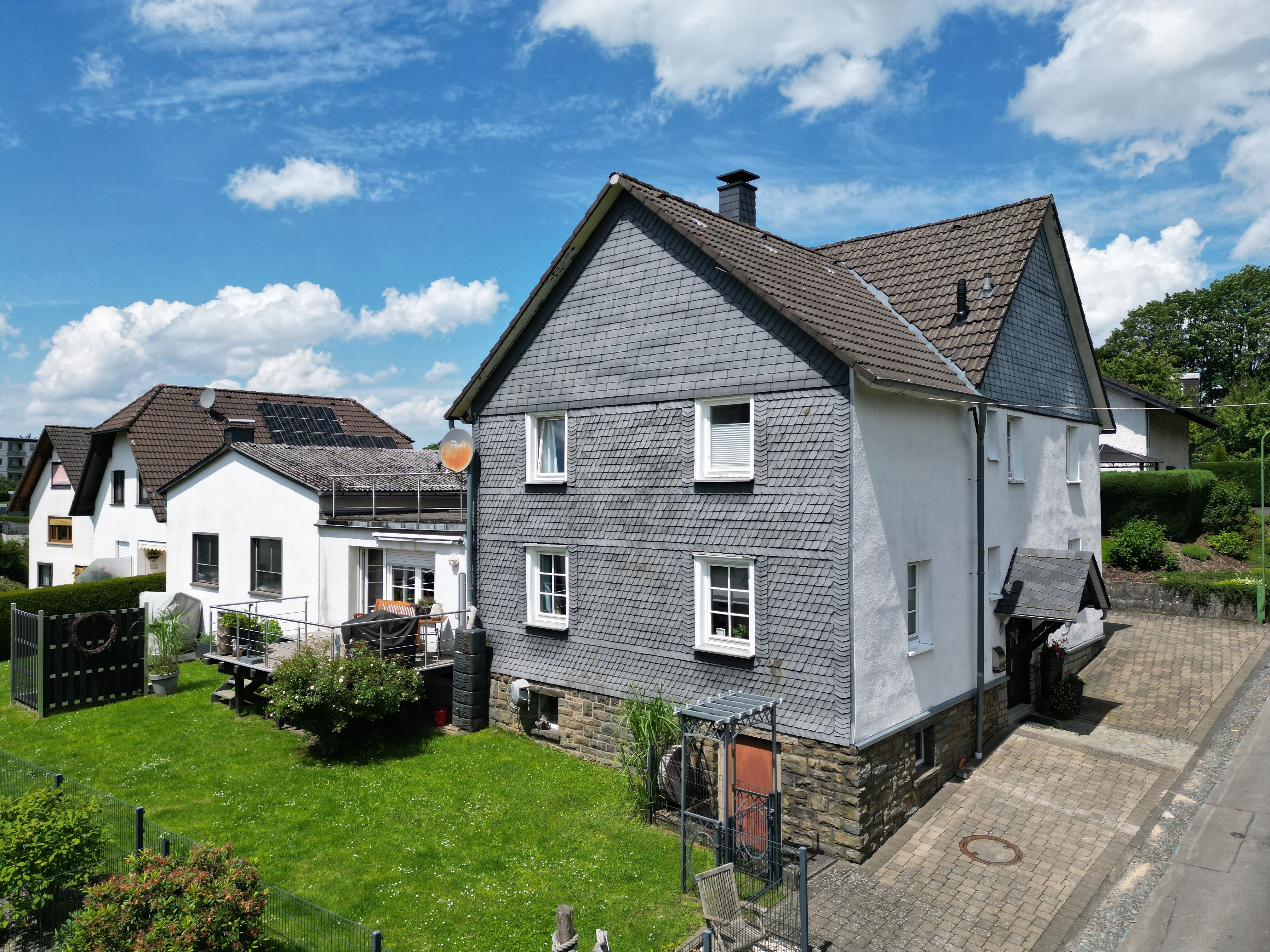 Einfamilienhaus zum Kauf 369.000 € 6 Zimmer 164 m²<br/>Wohnfläche 989 m²<br/>Grundstück Eckenhagen Reichshof 51580