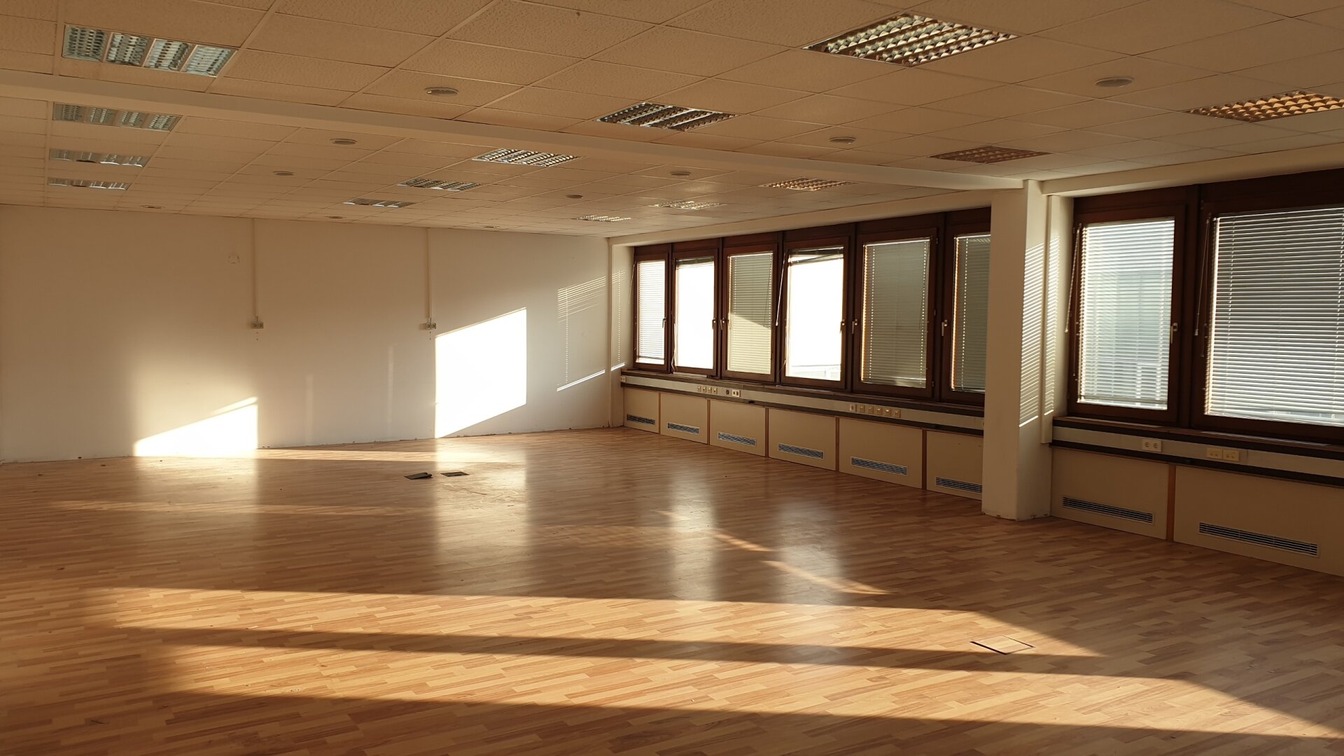 Bürogebäude zur Miete 4,12 € 1 Zimmer 102 m² Bürofläche Wien 1140