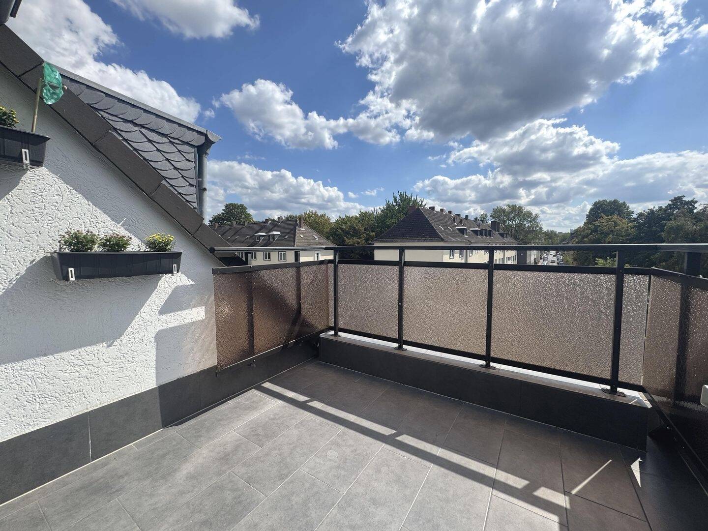 Entwicklungspotenzial Mehrfamilienhaus mit 9 Wohneinheiten, 9 Garagen inkl. Stellplätze und eine Halle + Büro!