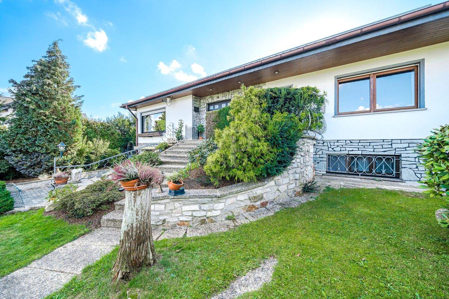 Bungalow-Stil in Feldrandlage: zwei Garagen, Stellplätze, Garten & sonniges Grundstück in Usingen-OT