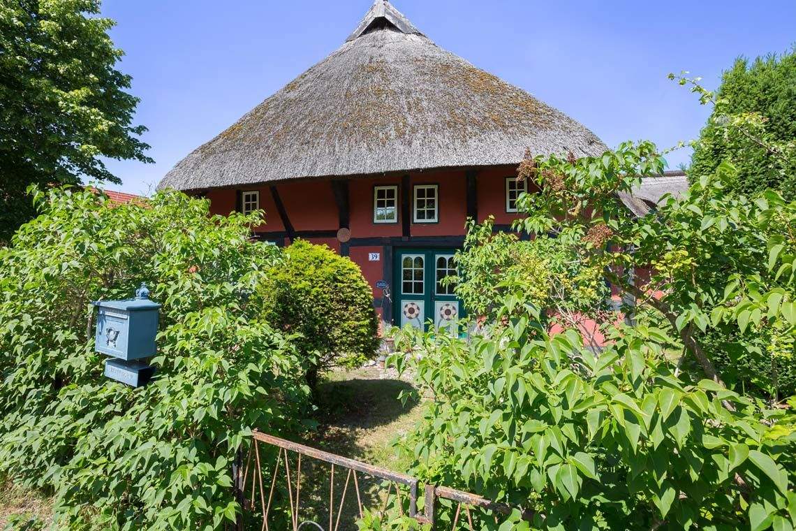 Immobilie in Dierhagen - Historisches Fischlandhaus mit 2 kleinen Ferienhäusern - Bild 1