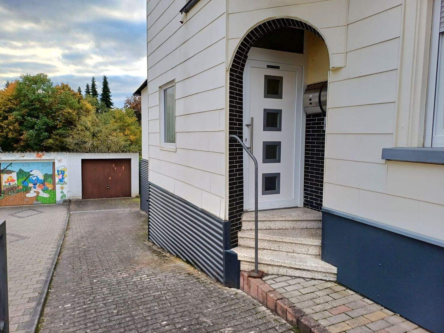 Wohn-Geschäftshaus mit Physiopraxis,Saunalandschaft und Wohnung im OG,Toreinfahrt, Garage, Stellplätzen, Garten und Terrasse, in St. Ingbert-Rohrbach