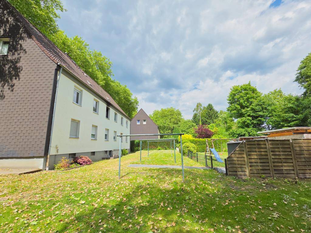 Solide Kapitalanlage: Vermietete Dachgeschosswohnung mit großzügiger Wohnküche in ruhiger Wohnlage
