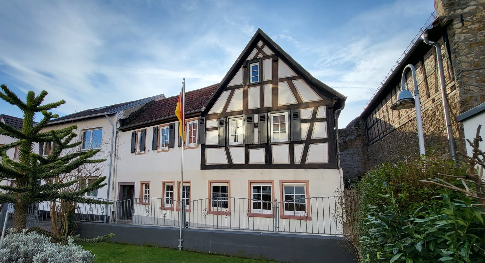 Einfamilienhaus zum Kauf 349.000 € 7,5 Zimmer 179 m²<br/>Wohnfläche 205 m²<br/>Grundstück Flörsheim Flörsheim 65439