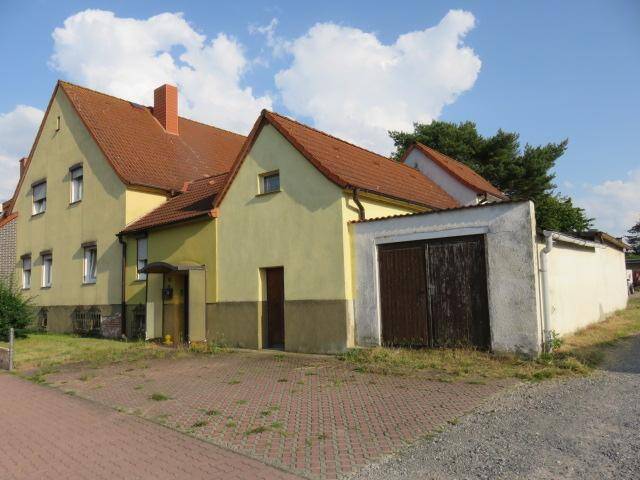Großzügiges Zweifamilienhaus mit Nebengelass