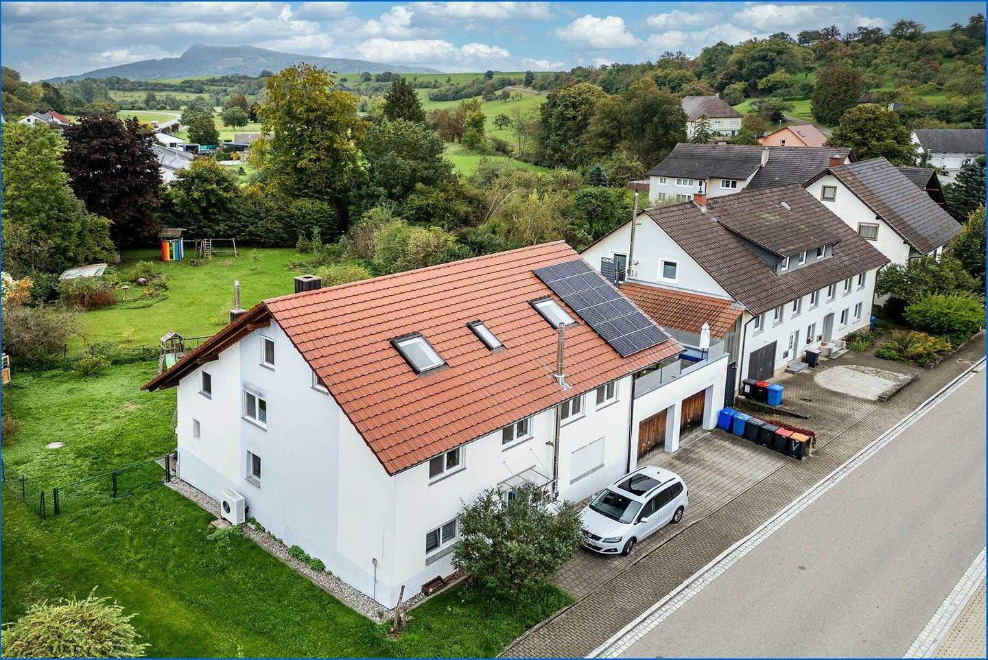 Immobilie in Tengen - Tolles 2-Fam-Haus m. großzüg. Grundstück,Doppel-Garage,  Wärmepumpe u. Solar, ideale u. ruhige Lage! - Bild 0