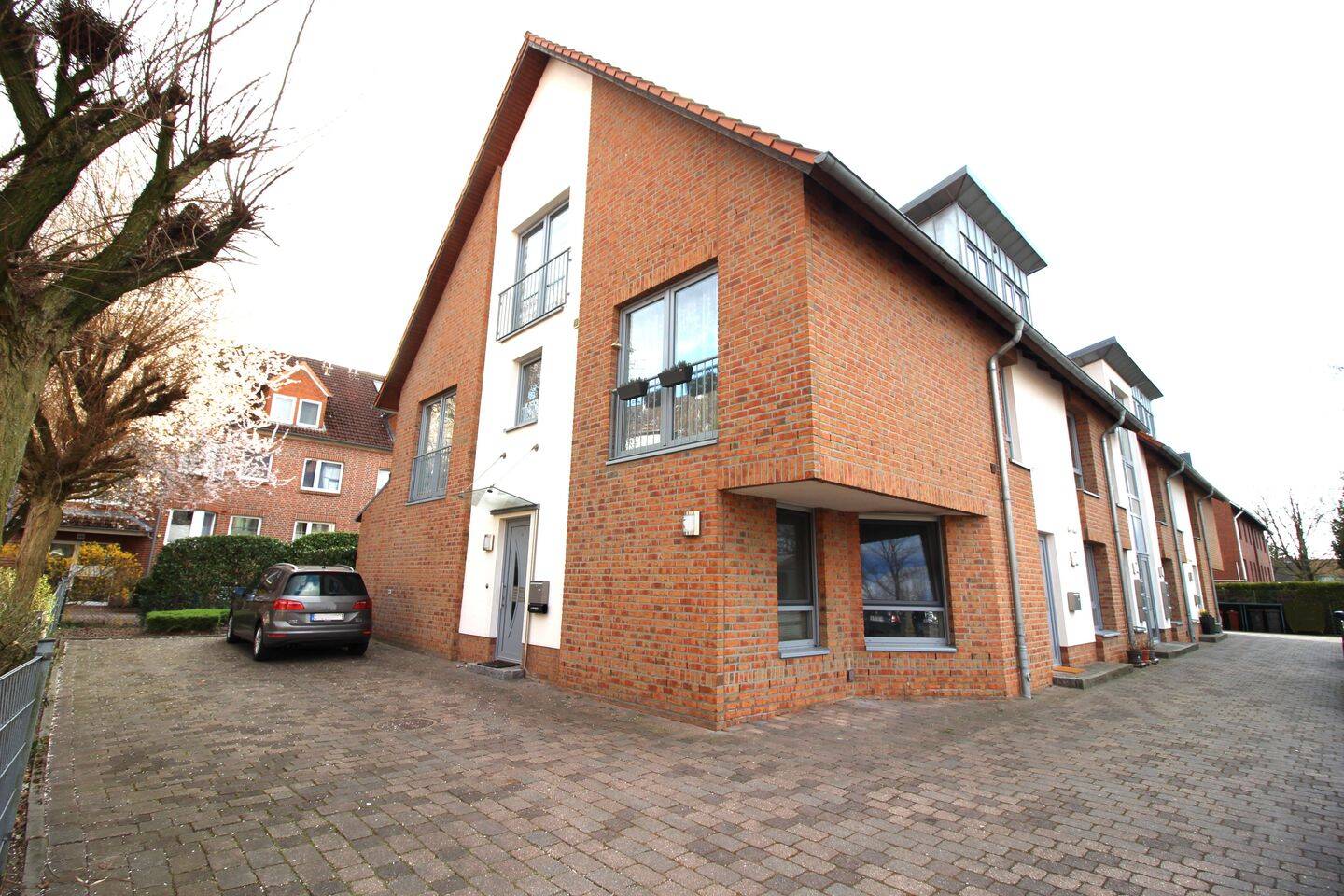 Erdgeschosswohnung mit eigenem Eingang, großer Terrasse und Reihenendhaus-Charakter im Zentrum von Buxtehude