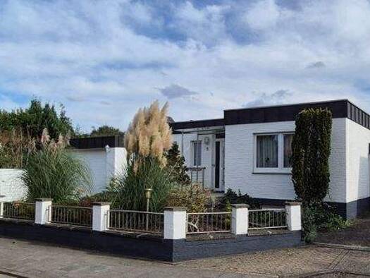 Haus zum Kauf 700.000 € 10 Zimmer 292 m² 732 m² Grundstück Kurfürstenring 5 Voerde Voerde (Niederrhein) 46562