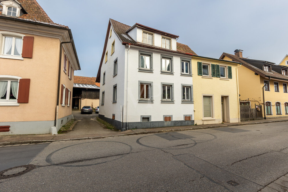 Mehrfamilienhaus zum Kauf 490.000 € 10 Zimmer 270 m²<br/>Wohnfläche 906 m²<br/>Grundstück Britzingen Müllheim / Britzingen 79379