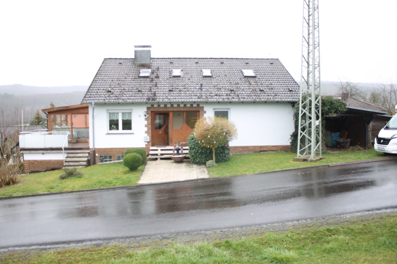 Einfamilienhaus zum Kauf Provisionsfrei 299.000 € 8 Zimmer 230 m²<br/>Wohnfläche 1.000 m²<br/>Grundstück Knüllweg 6 Remsfeld Knüllwald 34593