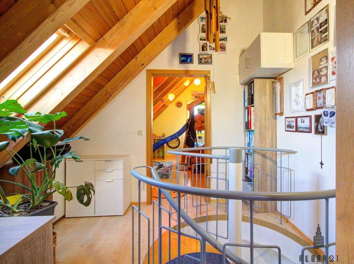 Immobilie in Heroldstatt - Charmante Maisonette-Dachgeschosswohnung mit Balkon und Garage in ruhiger Lage von Heroldstatt - Bild 0