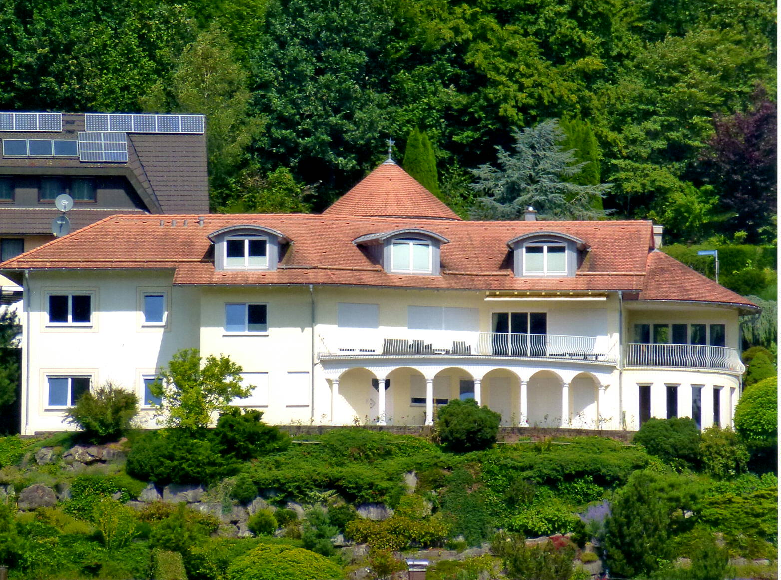 Villa zum Kauf 899.000 € 9 Zimmer 426 m²<br/>Wohnfläche 1.699 m²<br/>Grundstück Alpirsbach Alpirsbach 72275