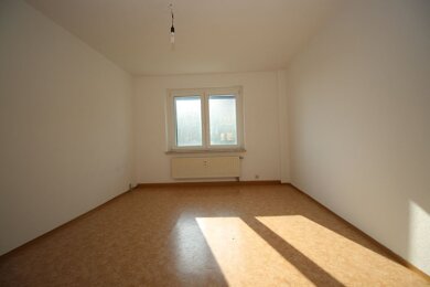 Wohnung zur Miete 348 € 4 Zimmer 67,6 m² EG frei ab sofort Bahnhofstraße 12 Reuth Reuth 08538