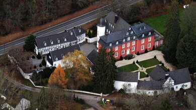 Schloss zum Kauf 80 Zimmer 1.900 m² 30.000 m² Grundstück Urft Kall 53925