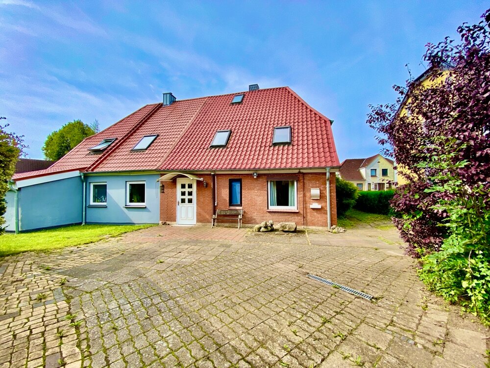 Doppelhaushälfte zum Kauf 149.000 € 4 Zimmer 109,2 m²<br/>Wohnfläche 946 m²<br/>Grundstück Ahrensbök Ahrensbök 23623