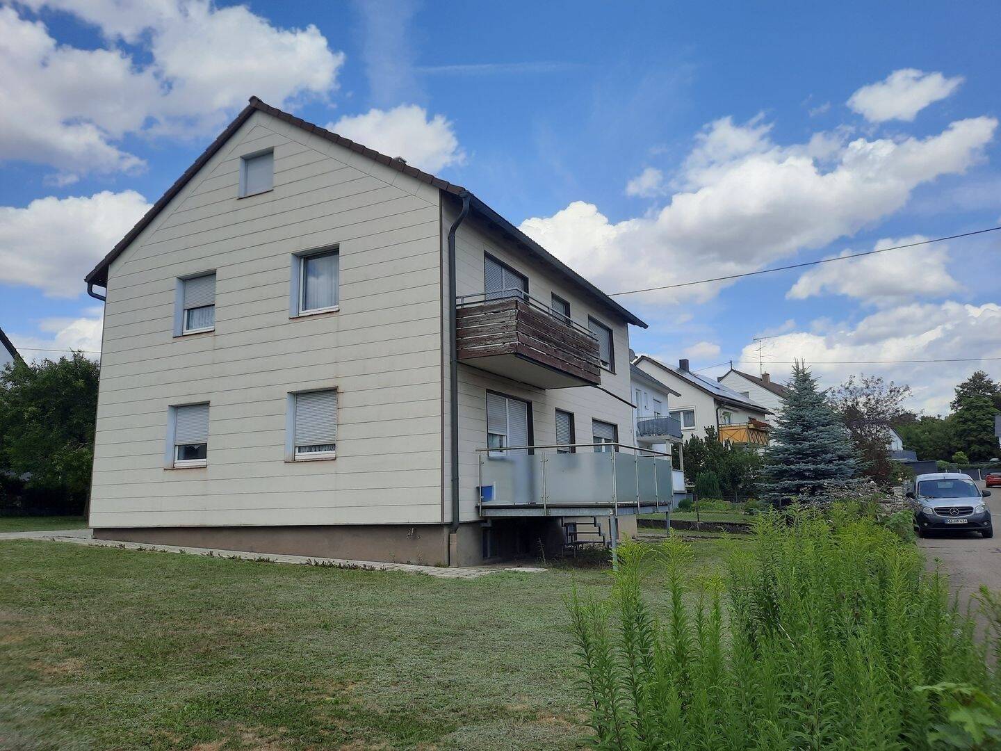 Immobilie in Dornstadt - Charmantes Zweifamilienhaus mit Doppelgarage und gepflegtem Grundstück - Bild 2