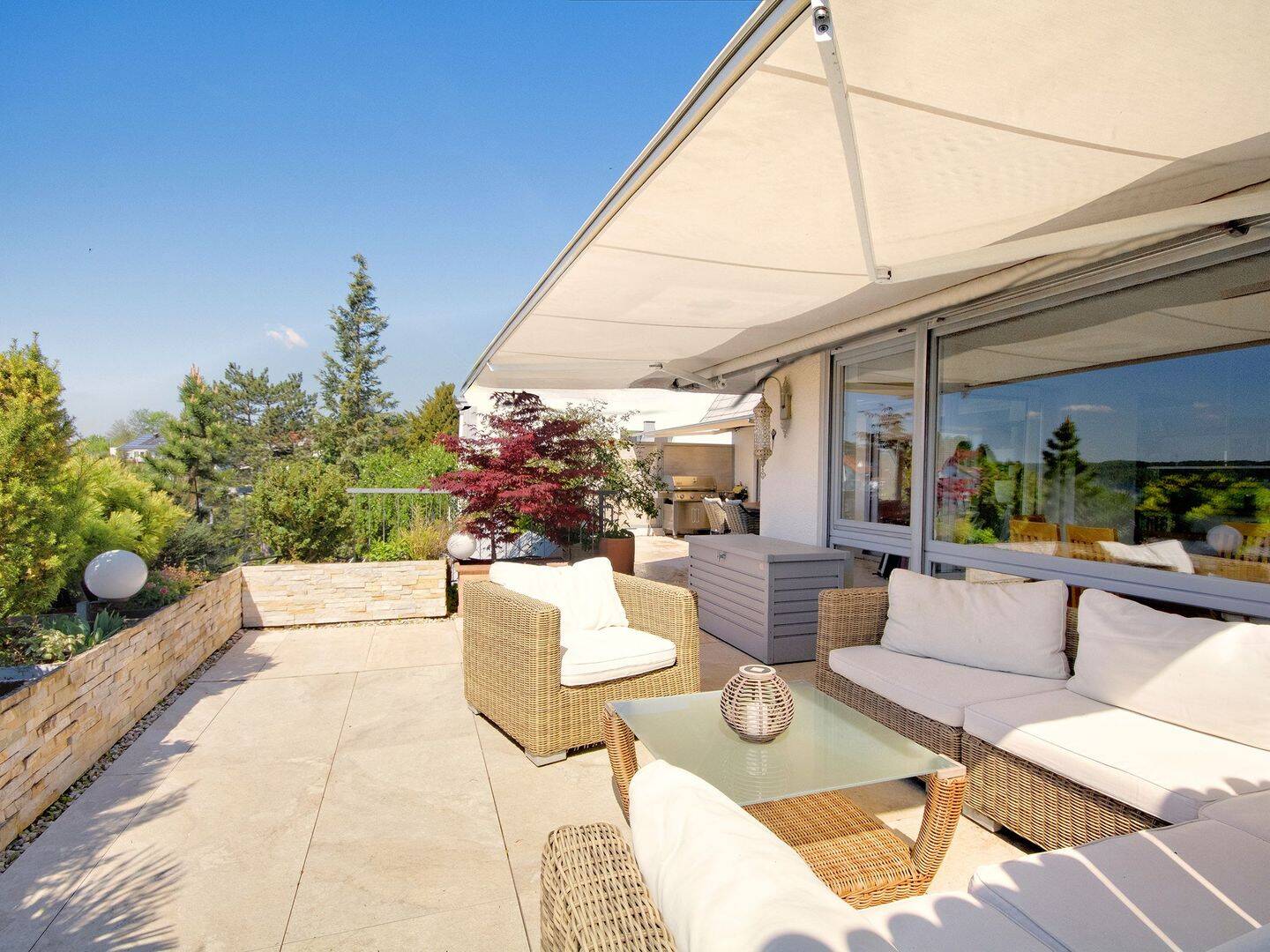 Exklusives Terrassenparadies: Großzügige Freiflächen und Eleganz