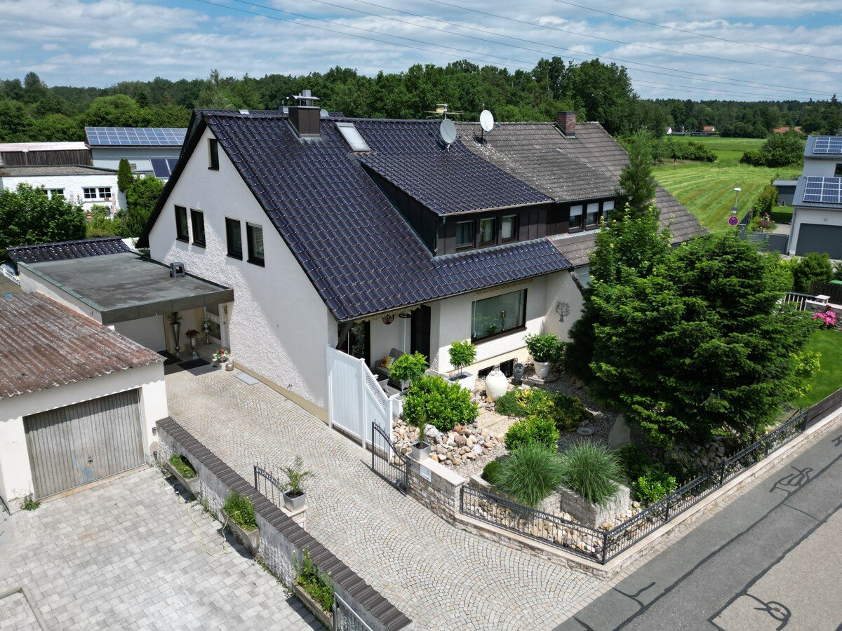 Doppelhaushälfte zum Kauf 749.500 € 6 Zimmer 181 m²<br/>Wohnfläche 408 m²<br/>Grundstück Kleinschwarzenlohe Wendelstein 90530