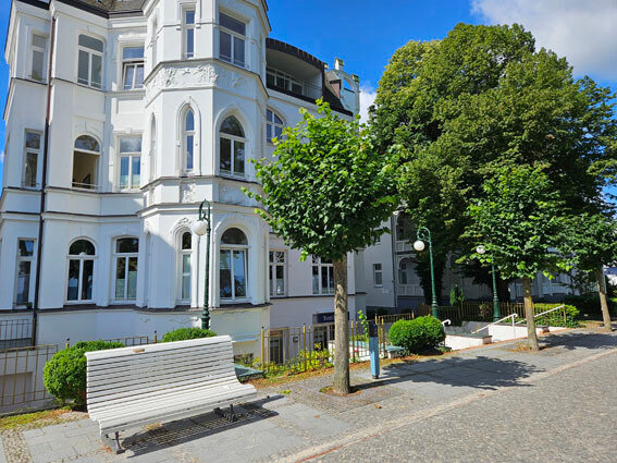 Laden zum Kauf 750.000 € 1 Zimmer 204 m²<br/>Verkaufsfläche ab 60 m²<br/>Teilbarkeit Strandpromenade 39 Binz Binz 18609