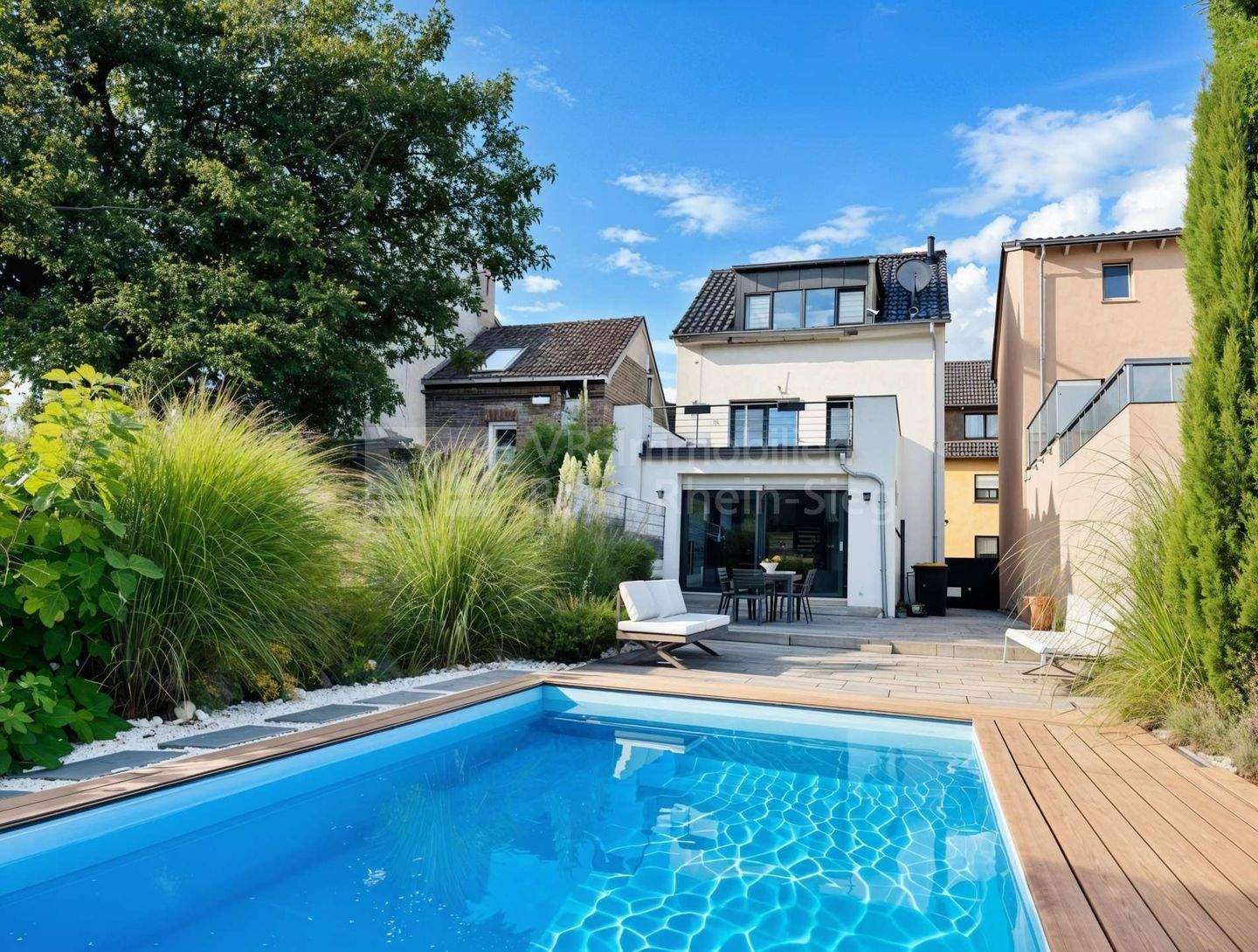 Wo Citylife auf Wohlfühloase trifft - Haus mit Pool in Siegburg!