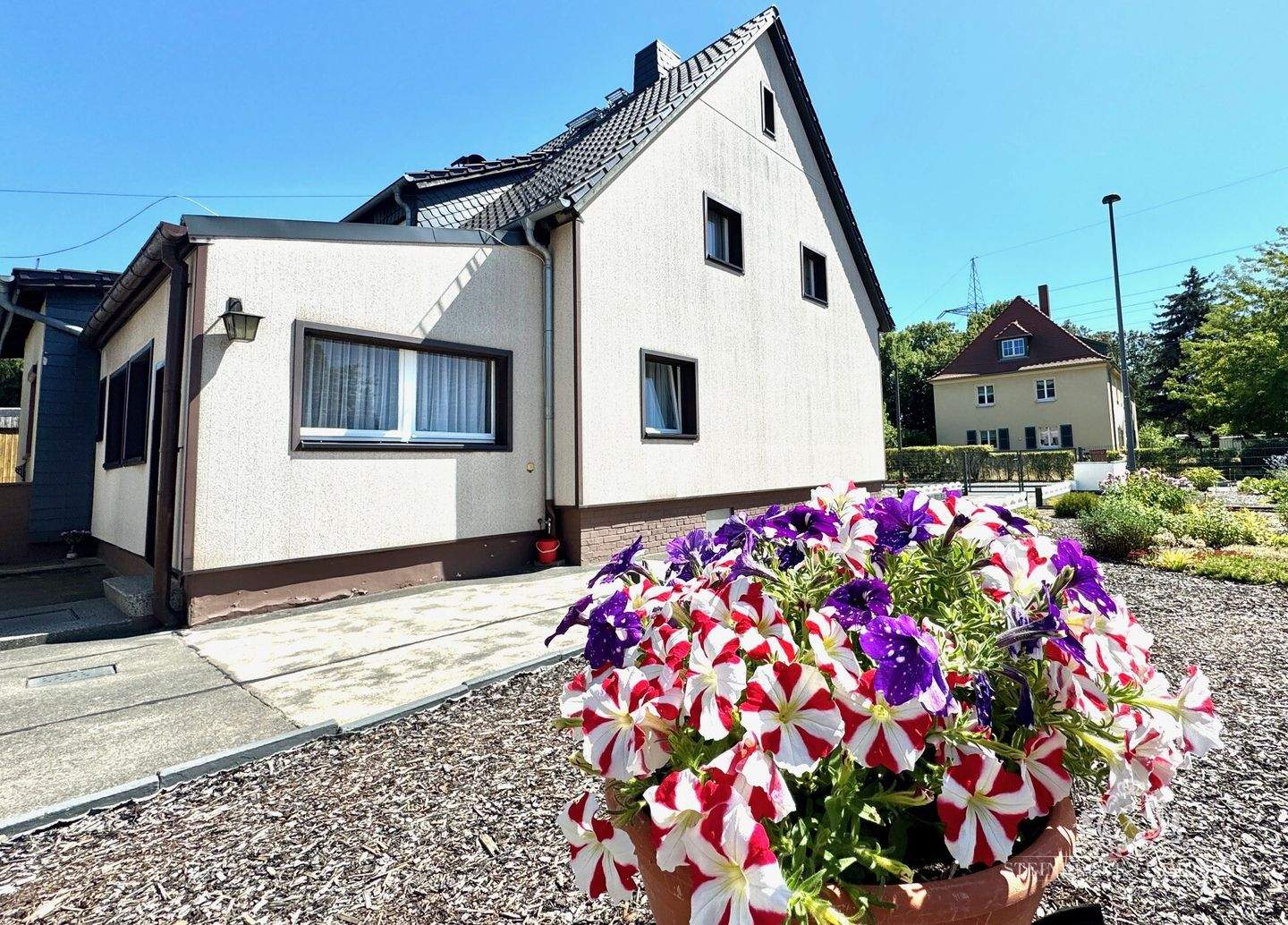 Doppelhaushälfte in Radebeul mit großem Nebengelass und viel Potential