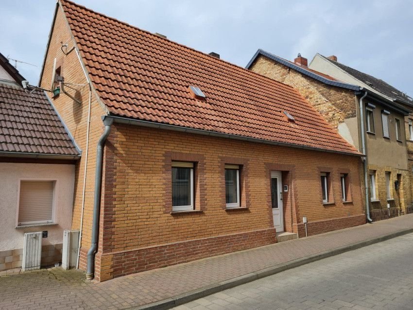 Reihenmittelhaus zum Kauf 48.000 € 3 Zimmer 74 m²<br/>Wohnfläche Brehna Sandersdorf-Brehna 06796