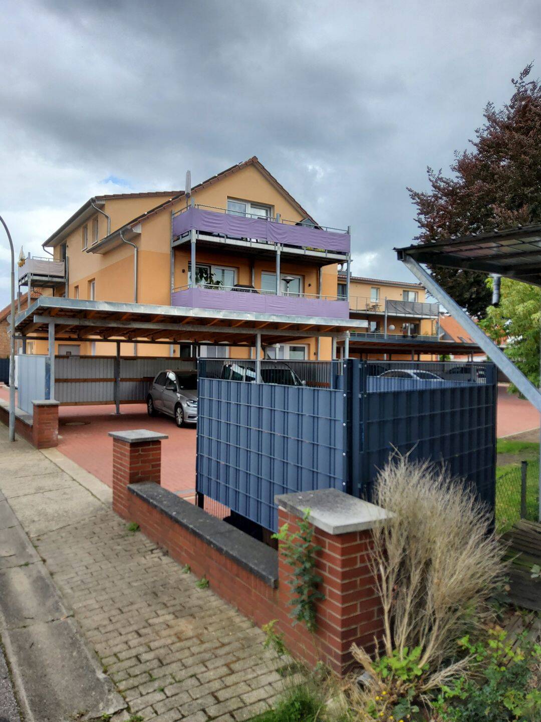 Immobilie in Hillerse - 4 Zimmer ETW mit 133,82 qm im OG - Aktuell vermietet - Modernes und energieeffizientes Wohnen in Hillerse mit XXL Südbalkon und Carport - Bild 0