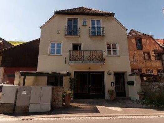 Mehrfamilienhaus zum Kauf als Kapitalanlage geeignet 348.000 € 9 Zimmer 220 m² 324 m² Grundstück Bocksbeutelstr. 30 Escherndorf Volkach 97332