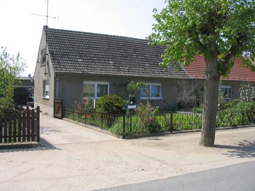 Doppelhaushälfte zum Kauf provisionsfrei 170.000 € 4 Zimmer 120 m² 1.300 m² Grundstück Kantower Straße 11 Lögow Wusterhausen/Dosse 16845