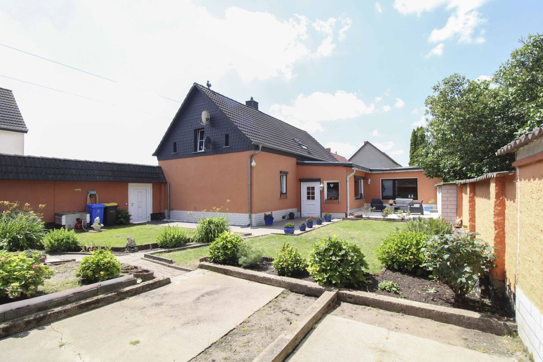 Einfamilienhaus zum Kauf 155.000 € 6 Zimmer 135 m²<br/>Wohnfläche 395 m²<br/>Grundstück Atzendorf Staßfurt 39443