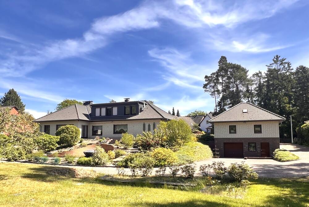 Repräsentatives Einfamilienhaus mit Garagenhaus
und parkähnlichem Grundstück in ländlicher Idylle N