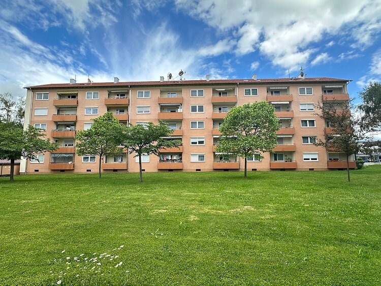 Wohnung zum Kauf 229.000 € 3 Zimmer 67 m²<br/>Wohnfläche 2. Stock<br/>Geschoss Traunreut Traunreut 83301