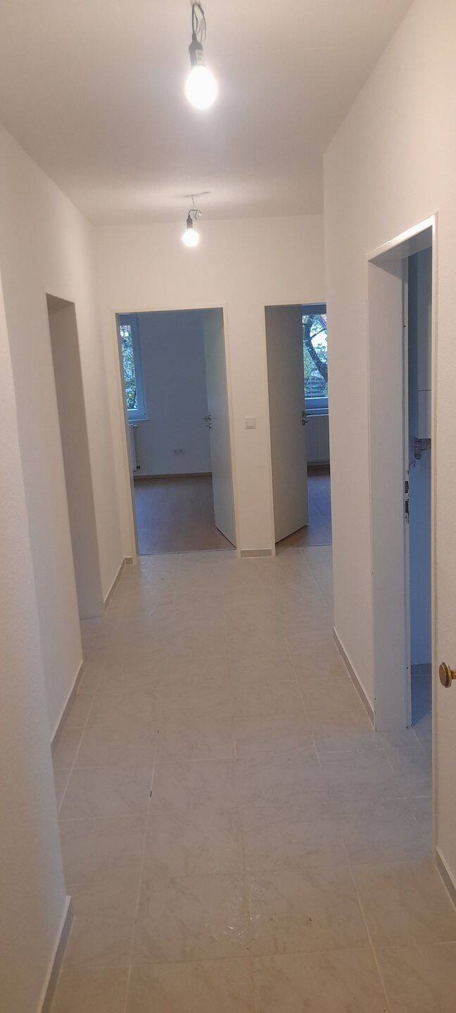 Provisionsfrei! Gepflegt! Erdgeschoss 4 Zimmer + 2 Balkone + Stellplatz + Keller