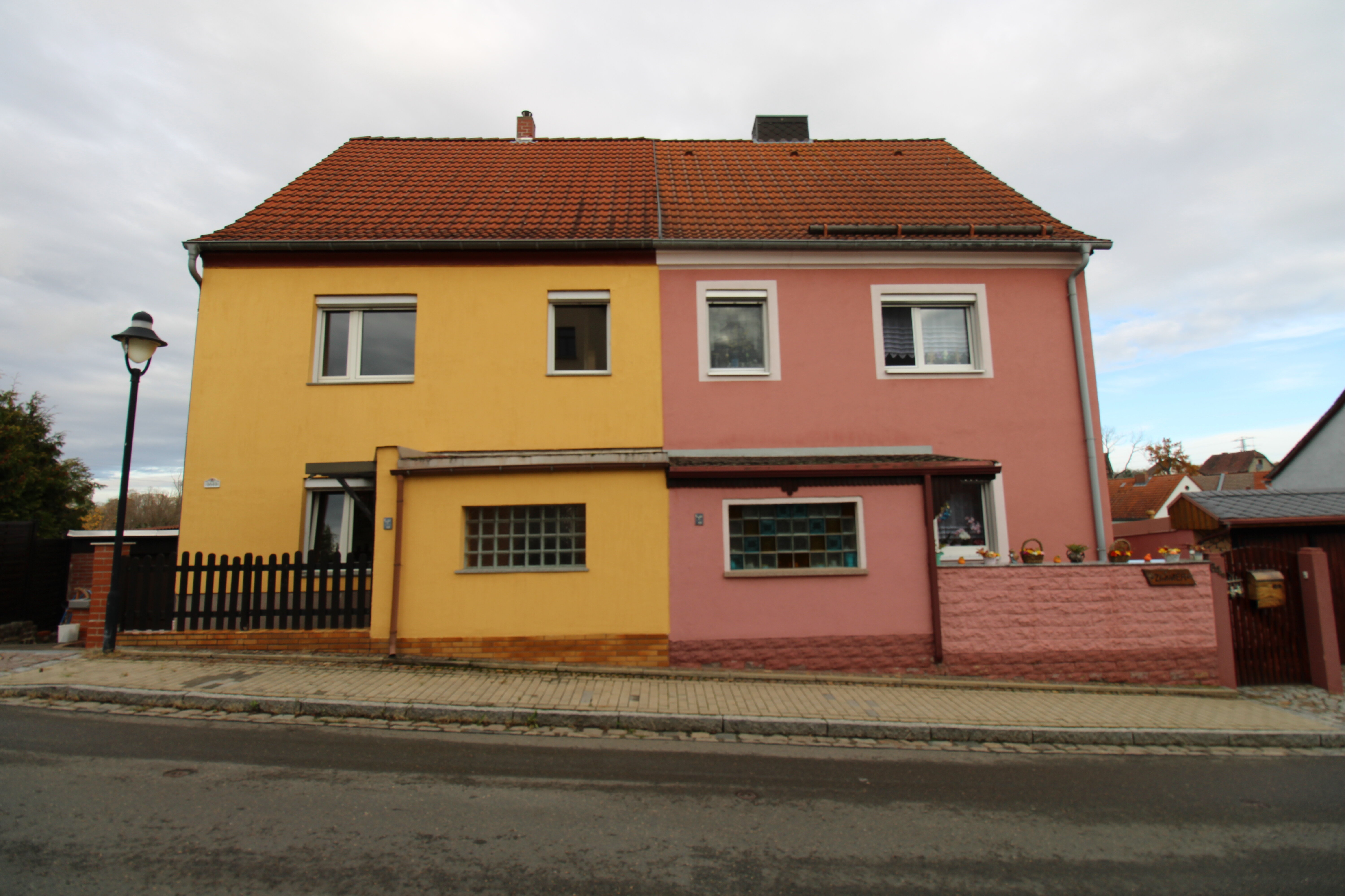 Doppelhaushälfte zum Kauf Provisionsfrei 110.000 € 5 Zimmer 170 m²<br/>Wohnfläche 322 m²<br/>Grundstück Naundorf Teuchern 06682