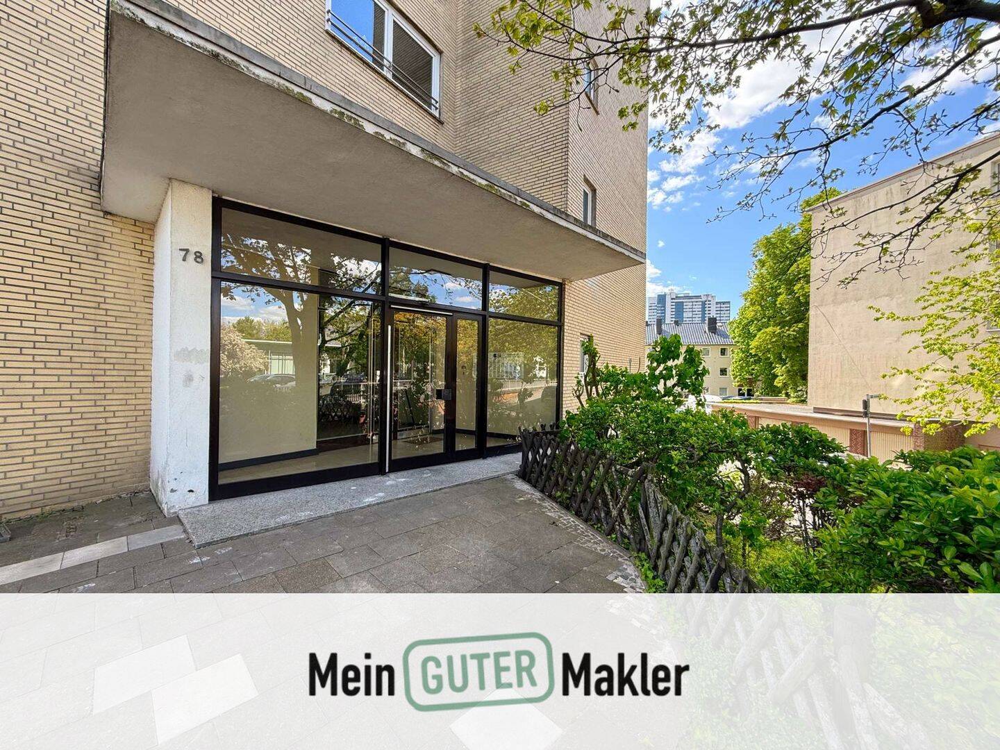 Aussichtsreich & zentral – Sanierungsbedürftige 2-Zimmer-Wohnung mit Südwest-Loggia