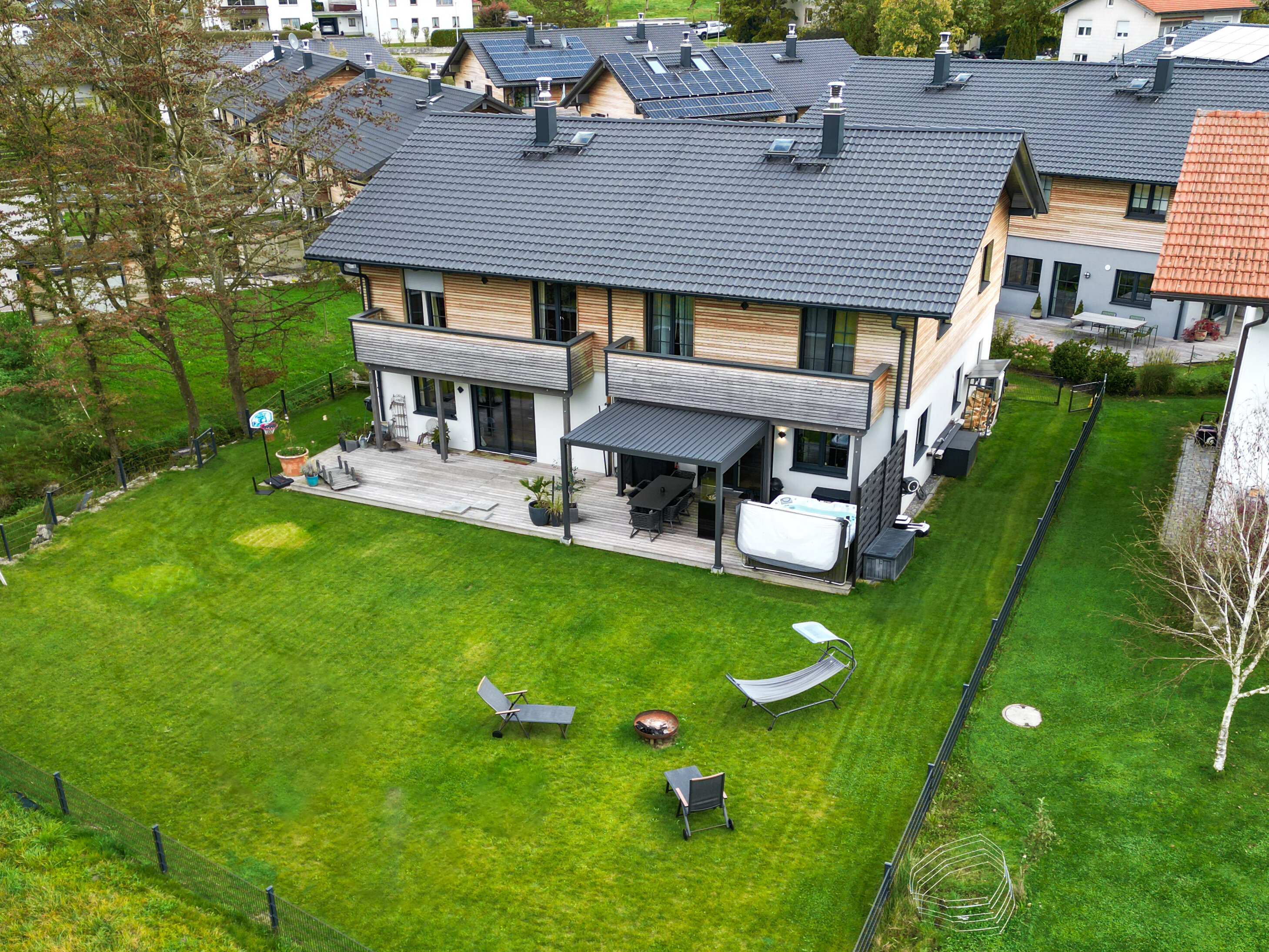 Mehrfamilienhaus zum Kauf Provisionsfrei 1.890.000 € 8 Zimmer 280 m²<br/>Wohnfläche 900 m²<br/>Grundstück Schwabmühlenweg 1f1g Mauerkirchen Bad Endorf 83093